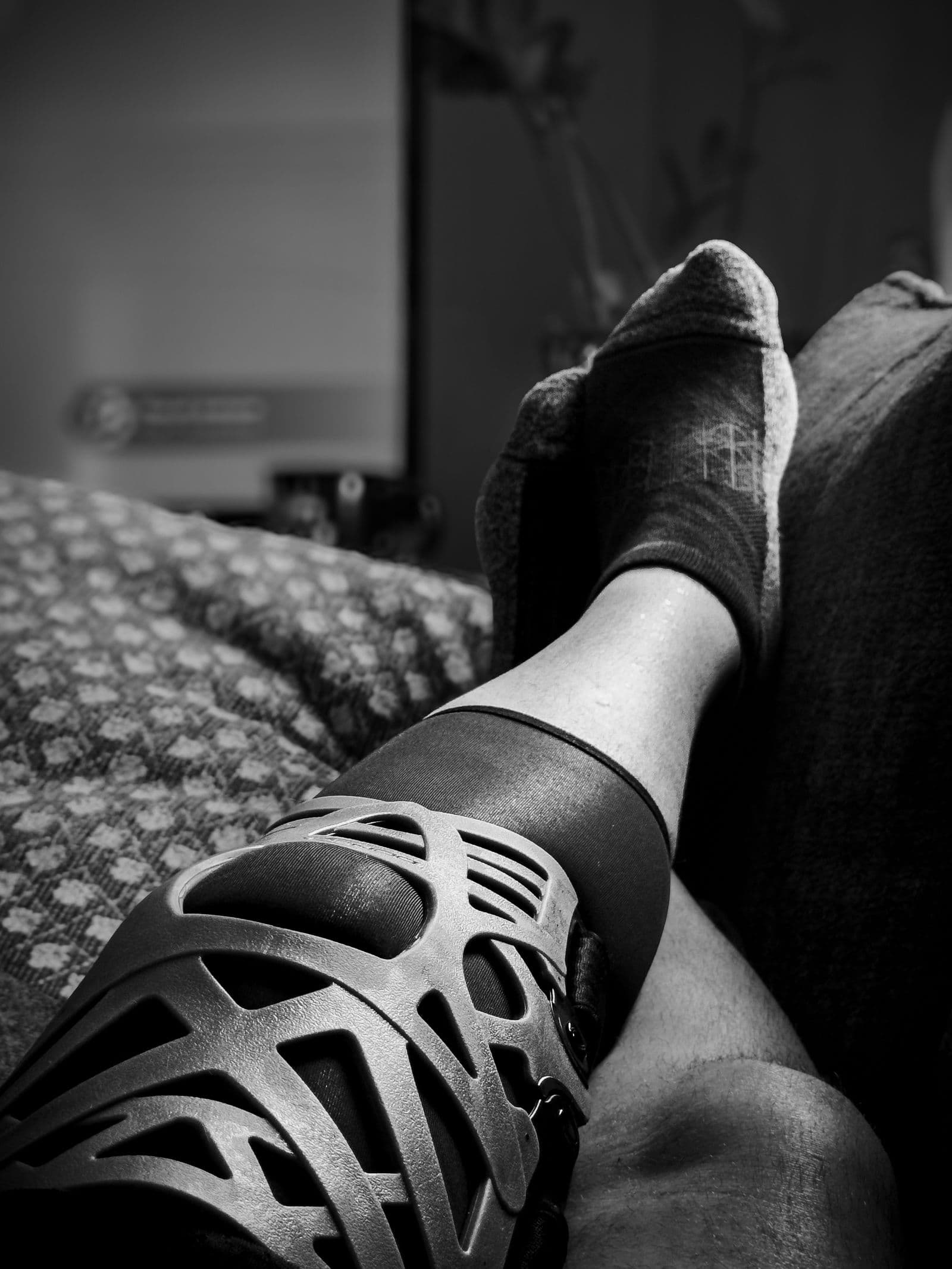 Genunchieră ortopedică purtată în timpul recuperării unei leziuni ligamentare